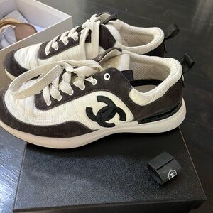 Chanel sneakers. Size 38. Very worn. Black and white. One felt C lifting.